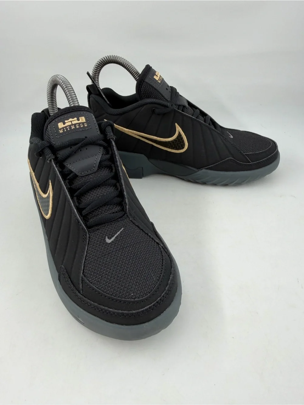 Nike Kid’s LeBron Witness 9 GS -SZ 3 Y- Black Gold Basketball Shoes Sneaker